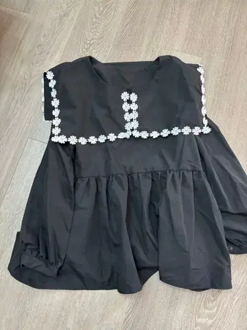 [새상품급] VERITE 프릴 장식 블랙 블라우스 M 사이즈