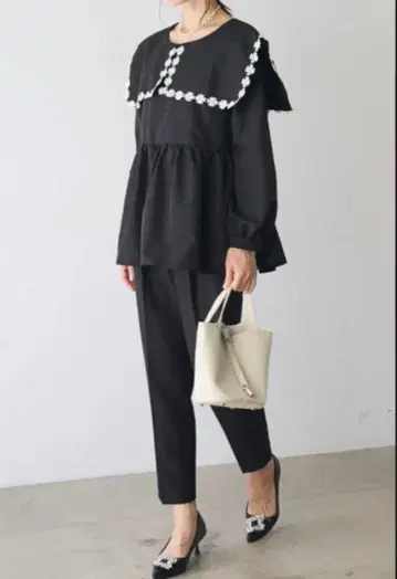 [ 새상품급 ] 프릴 달린 블랙 블라우스 M 사이즈