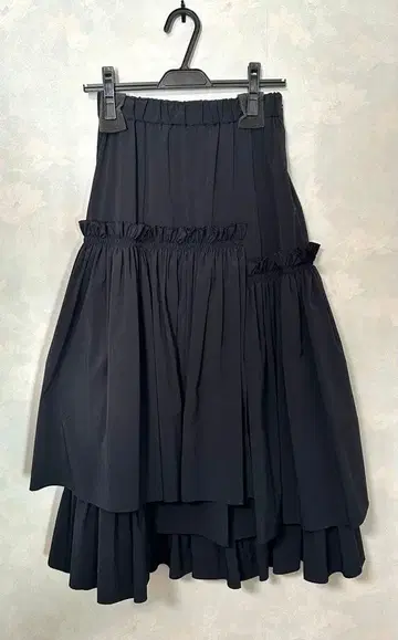 새상품급 유나이티드 애로우즈 프릴 개더 스커트 블랙 36