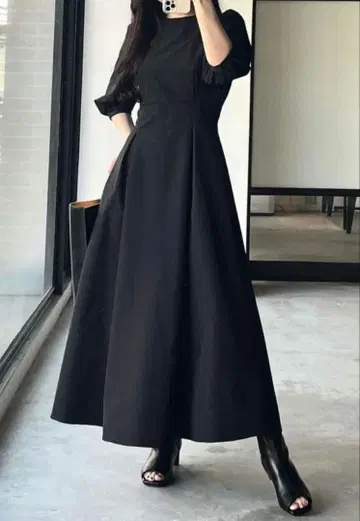 nairo (나이로) [택 포함] 크루넥 헤프번 원피스