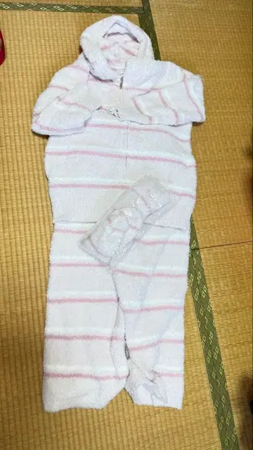 플리스 소재 후드 부착 룸웨어