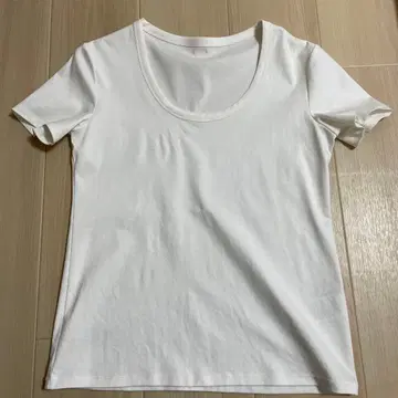 화이트 라운드넥 반팔 T셔츠