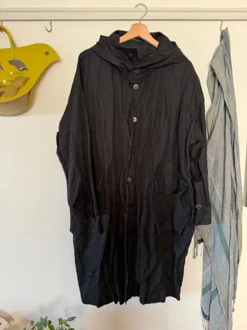 요건 레일 블랙 후드 부착 롱 코트