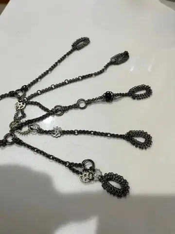 블랙 메탈 체인, 핑거 블레스