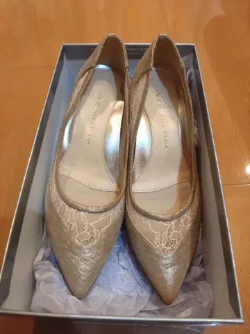 미사용 새상품 네오리즘 펌프스 베이지