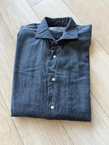 심플리시티에 긴팔 셔츠 가슴 포켓 부착