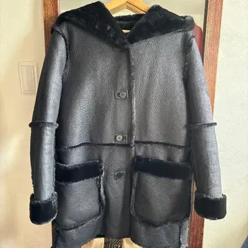 후드 부착 블랙 무스탕 코트