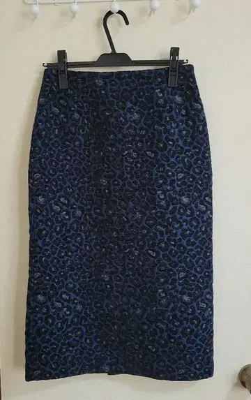 새상품급 인디비 레오파드 무늬 타이트 스커트 다크 블루 사이즈 38