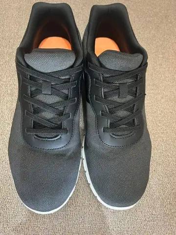 아놀드파마 블랙 스니커즈 심플한 디자인