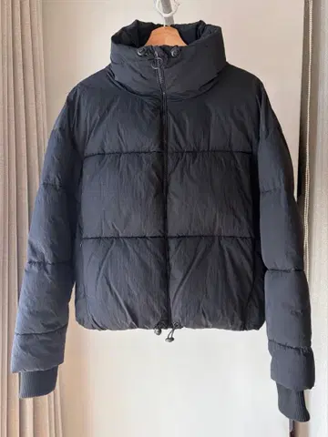 ZARA 블랙 다운 자켓 숏 기장