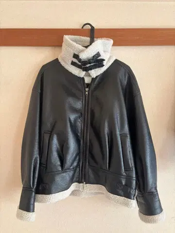 블랙 가죽 보아 무스탕 코트