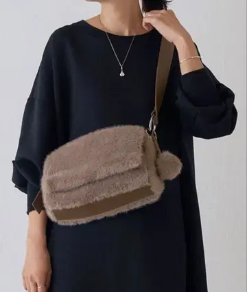 새상품 완판 BEARDSLEY 비어즐리 가죽 바디백 숄더백