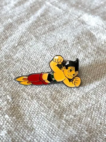 아톰 핀 배지 날아다니는 디자인