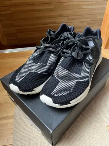Y-3 블랙/화이트 스니커즈