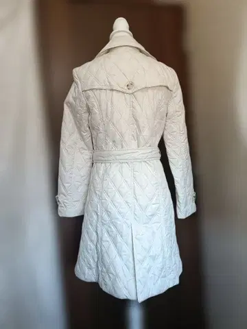 아이보리 퀼팅 트렌치코트 새상품 미사용