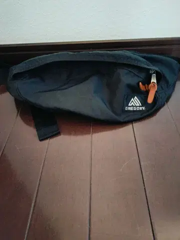 GREGORY 블랙 바디백