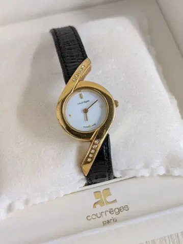 [쿠레쥬] 골드톤 블랙 가죽 손목시계 스월 디자인