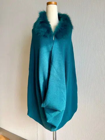 틸 퍼 달린 판초 케이프 코트