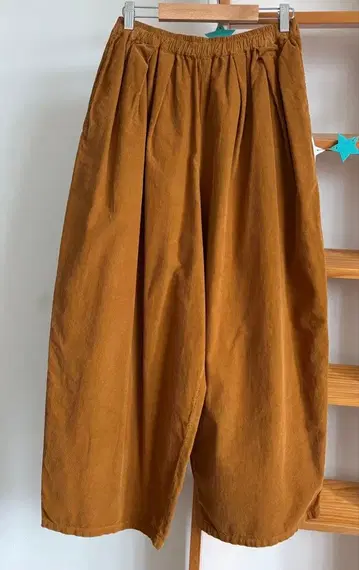 내추럴 런드리 배럴 턱 팬츠