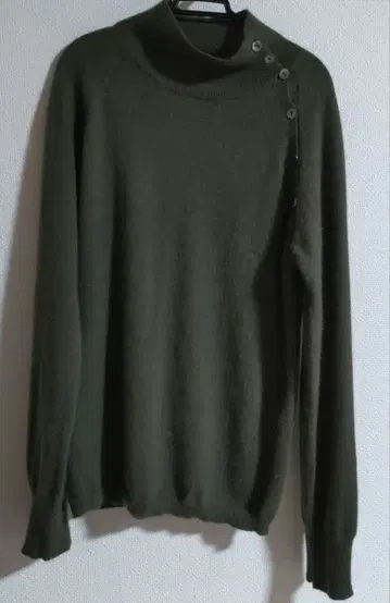 MICHAEL KLEIN 올리브 그린 버튼 부착 스웨터 캐시미어 100%