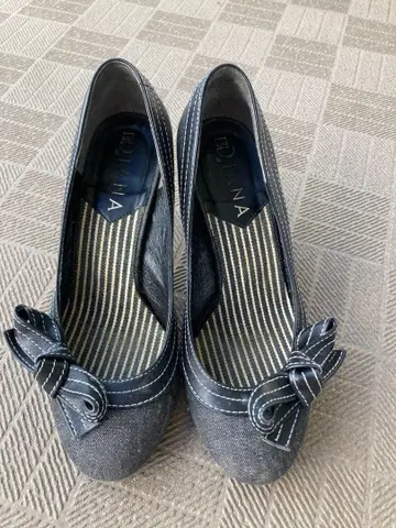 DINA 그레이 데님풍 펌프스 리본 포함