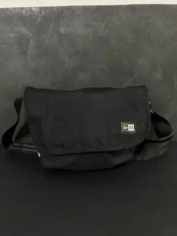NEW ERA 뉴에라 블랙 메신저 백 숄더백