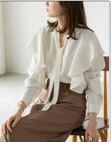 NOBLE 프릴 장식 화이트 셔츠 블라우스