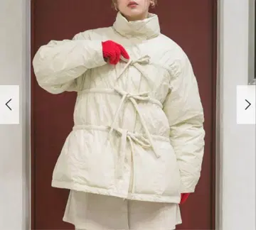 허리 리본 포함 크림색 다운 자켓