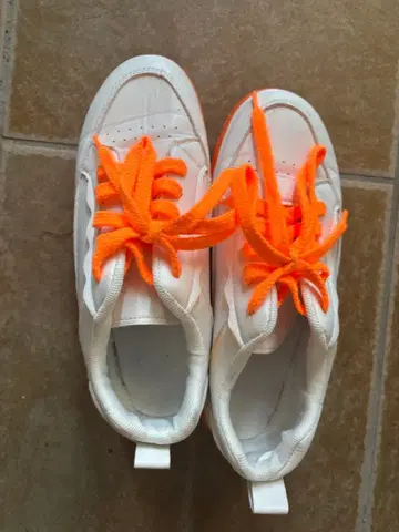 화이트 스니커즈 오렌지 신발끈 파워 신발 코스프레