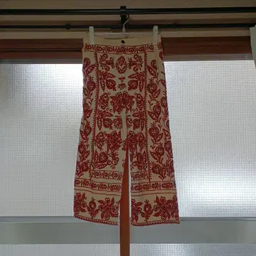 빨간색과 화이트 꽃무늬 자수 와이드 팬츠