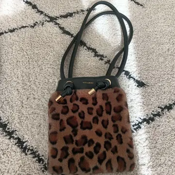 비올라 돌로 레오파드 보아 백