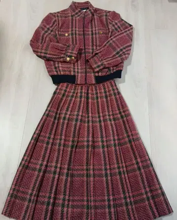 체크 무늬 자켓과 스커트 셋업