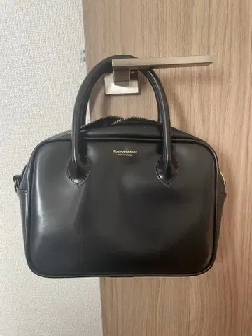 블랙 가죽 핸드백