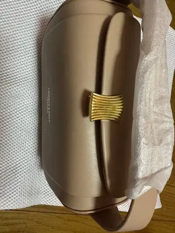 베이지 숄더백 골드 장식