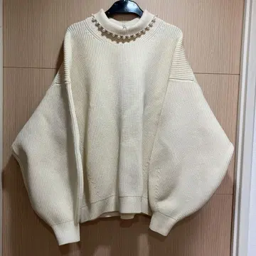 미사용품 디니에 콜리에 크림색 펄 장식 하이넥 니트 스웨터