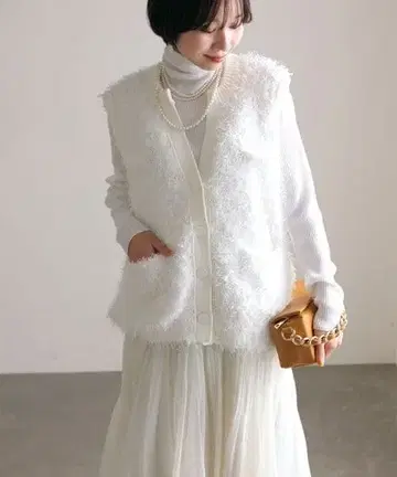 La TOTALITE 화이트 슬리브리스 페더 베스트