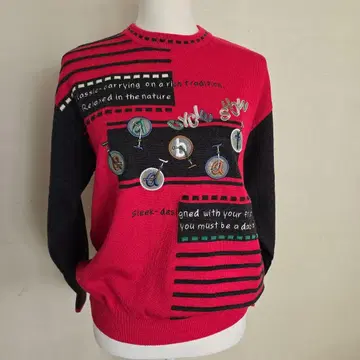 빨간색과 검은색 스트라이프 자수 니트 스웨터