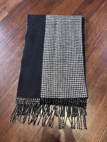 체크 무늬 머플러 블랙과 화이트