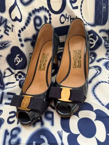 페라가모 다크 네이비 오픈토 펌프스