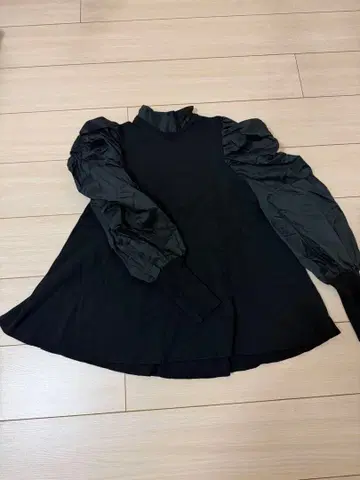 SNIDEL 볼륨 슬리브 하이넥 블랙 니트탑