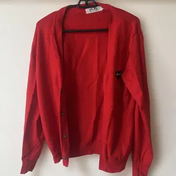 빨간색 PLAY 버튼 가디건