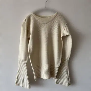 BACCA 아이보리 긴팔 스웨터