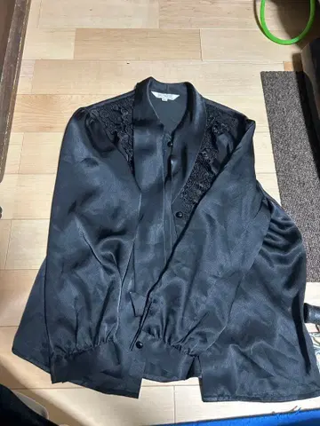 블랙 새틴풍 긴팔 셔츠 (레이스 장식 포함)