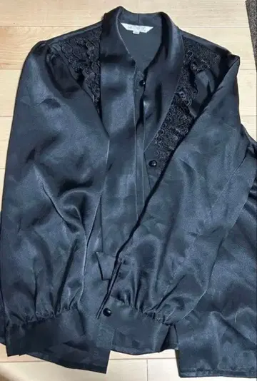 할인 블랙 새틴풍 긴팔 셔츠 (레이스 장식 포함)