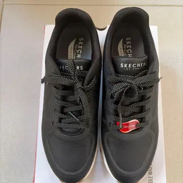 SKECHERS ArchFit 블랙 스니커즈