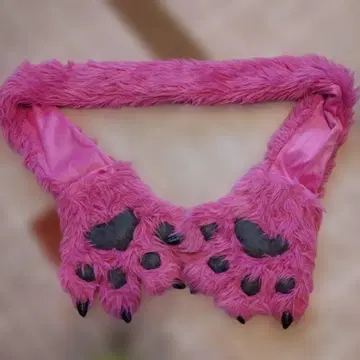 핑크색 손톱 달린 손바닥 머플러