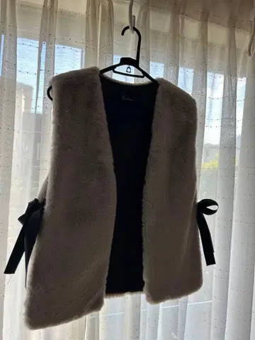 그레이 퍼 베스트 블랙 리본 포함