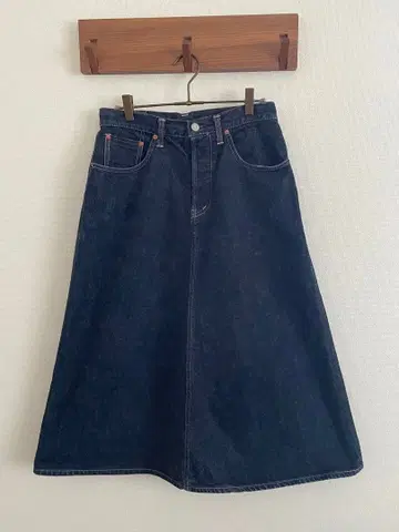 내추럴 랜드리 데님 플레어 롱 스커트