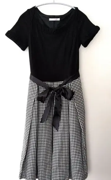 CITTERIO 고급스러운 디자인 이소재 원피스