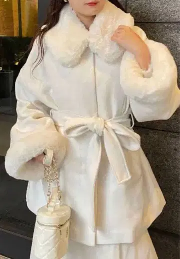 NICE CLAUP 크림색 아자토 코트